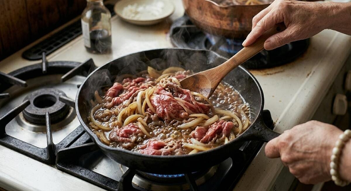 Thịt bò thái mỏng làm Gyudon Nhật Bản